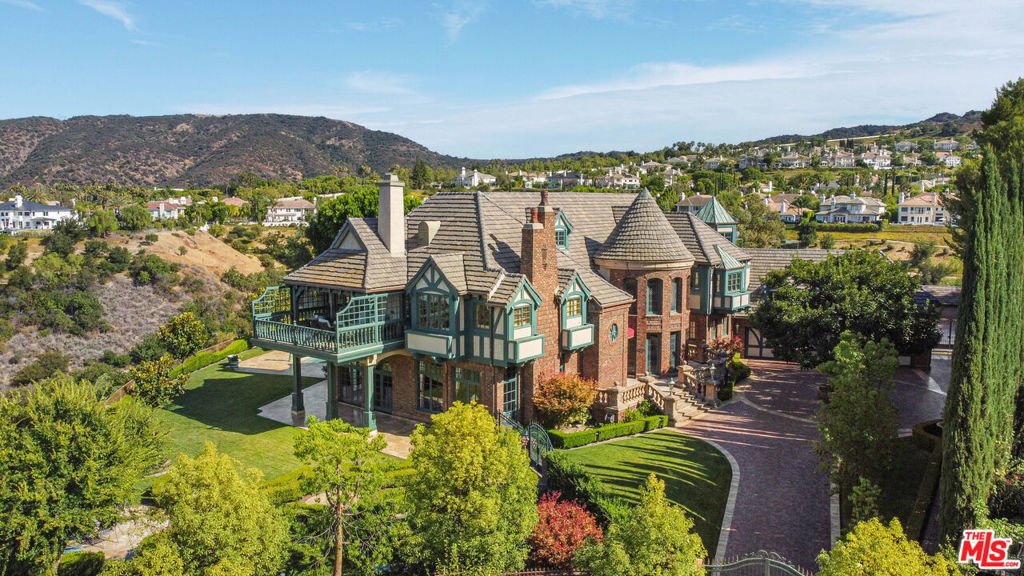 Property Photo: 19000 Dorlon Drive CA 91356