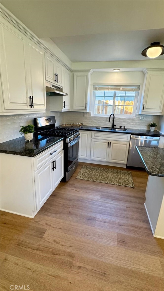 Property Photo: 1502 W Hemlock Way CA 92704