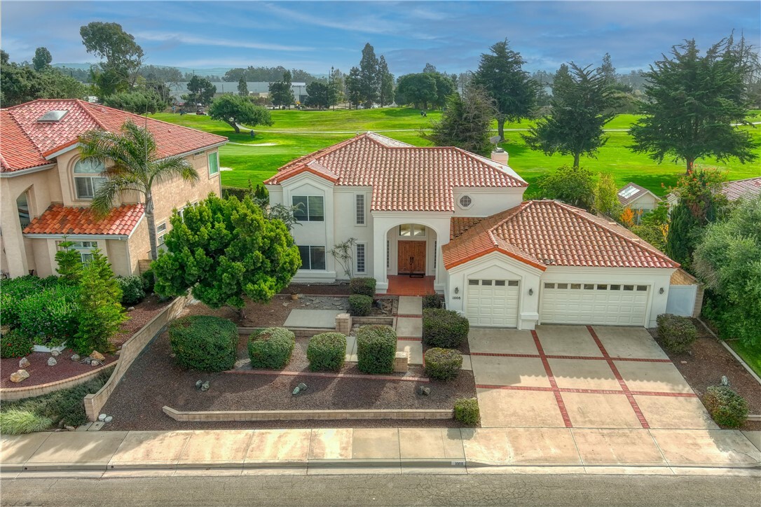 Property Photo: 1008 Fairway Vista Drive CA 93455