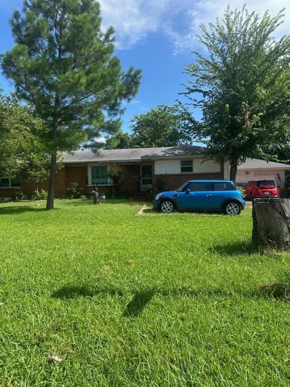 Property Photo: 110 W Park Row Drive TX 76010