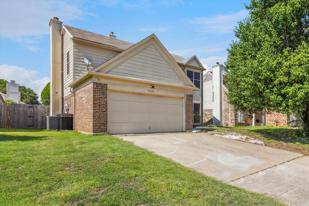 Property Photo: 2528 Creekwood Lane TX 76123