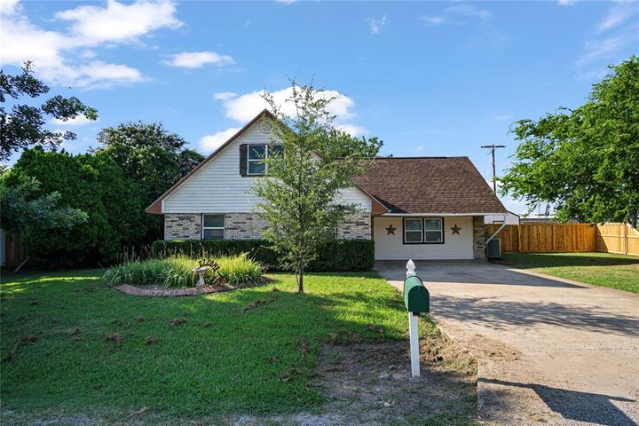 Property Photo: 301 Spring Creek TX 76272