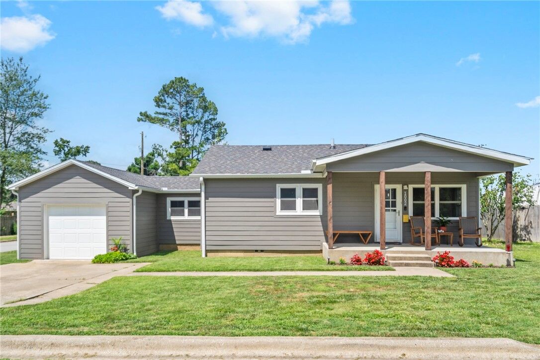 Property Photo:  1002 N 11th Street  AR 72756 