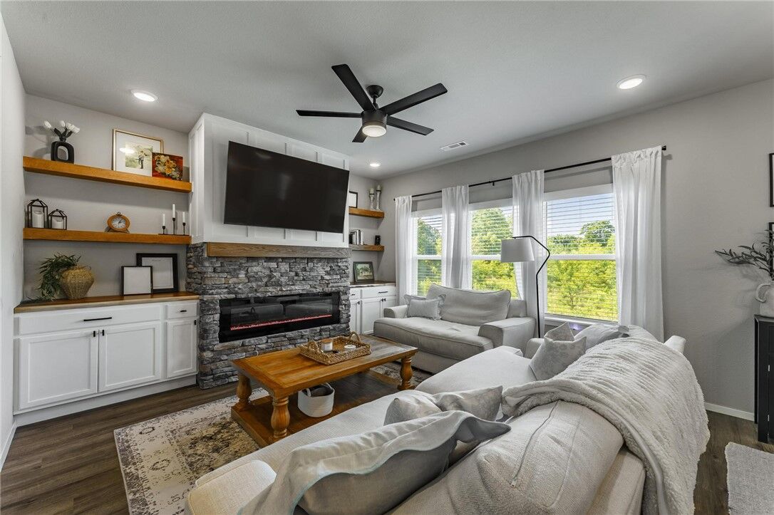 Property Photo:  901 E Sparrow Circle  AR 72701 