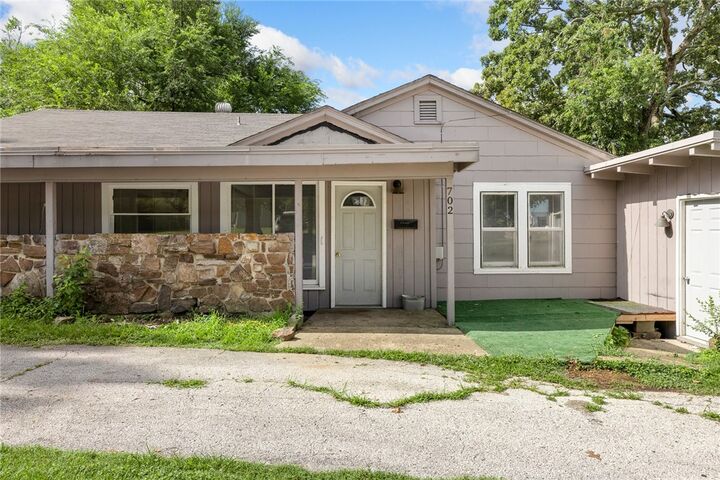 Property Photo: 702 E Argyle AR 72601