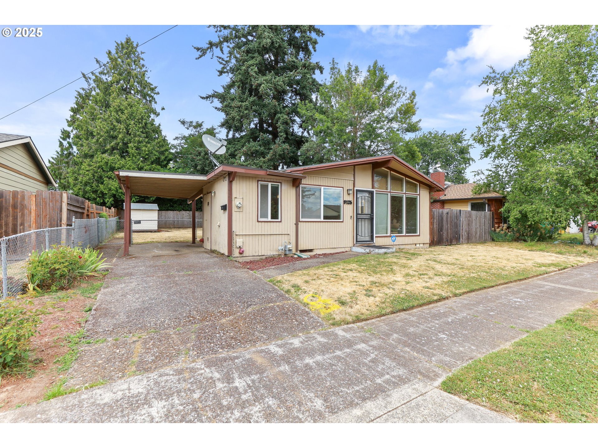 Property Photo:  9125 SE Ash St  OR 97216 