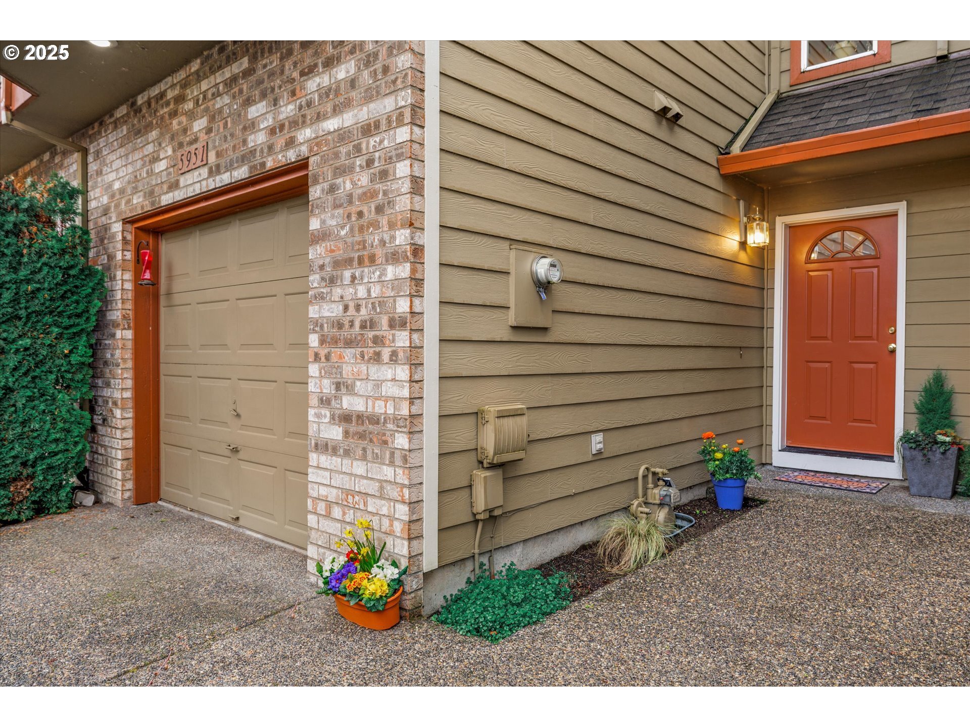 Property Photo: 5951 S Hood Ave OR 97239