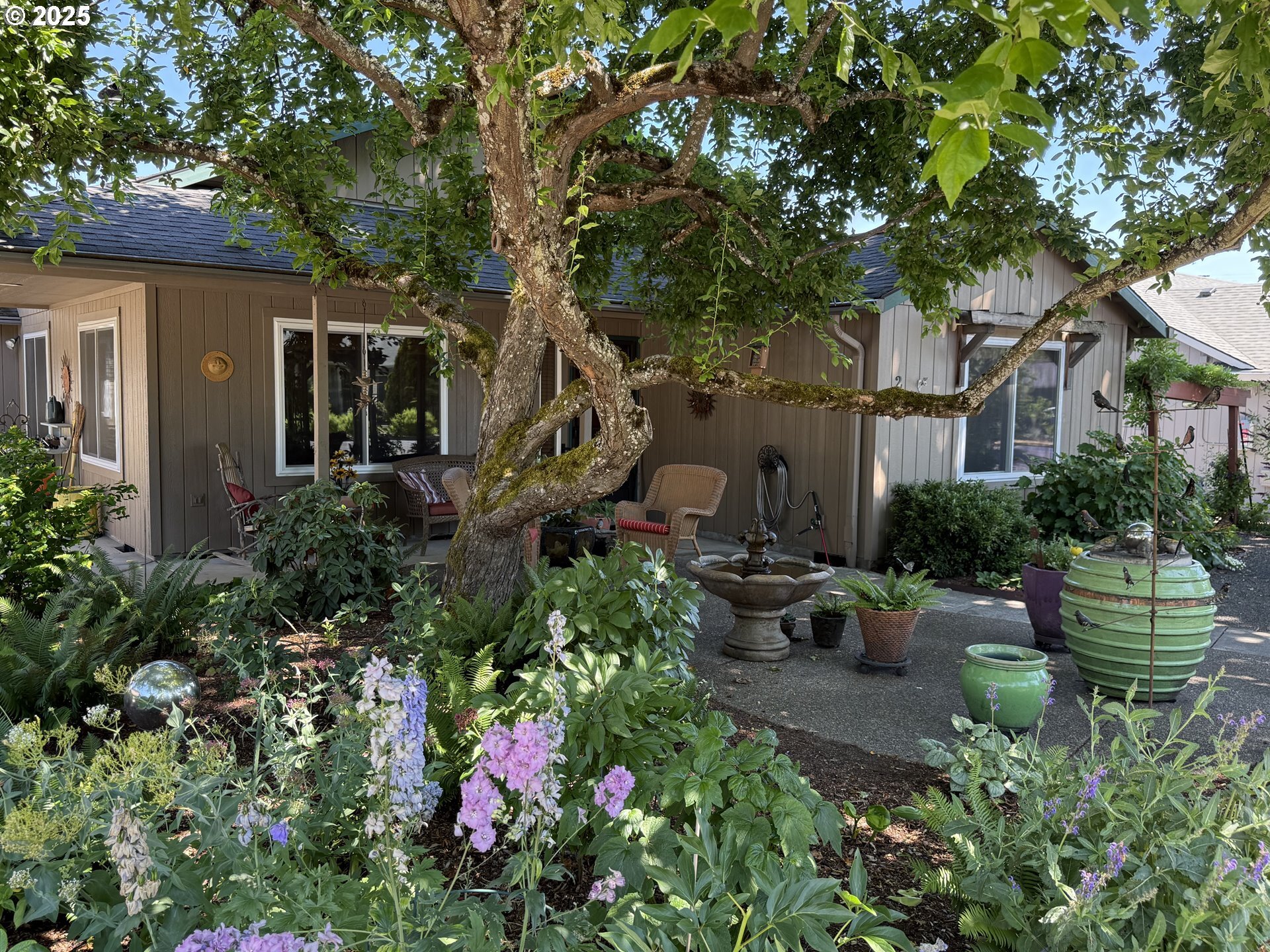 Property Photo:  210 S 2nd St  OR 97111 