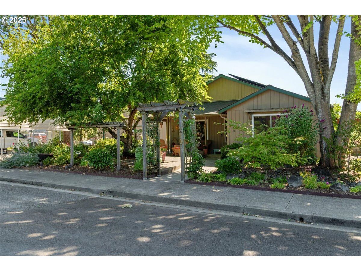 Property Photo: 210 S 2nd St OR 97111