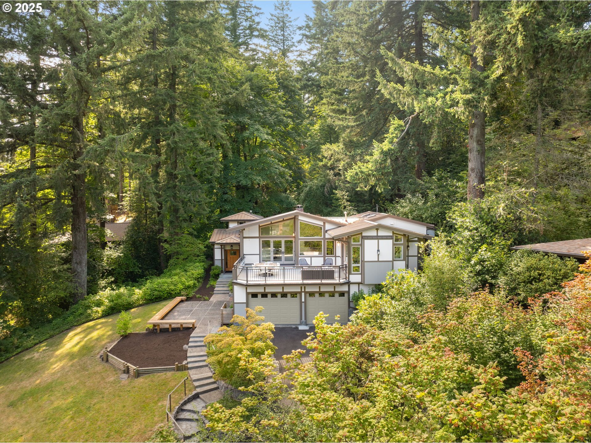 Property Photo: 1325 SW Upland Dr OR 97221
