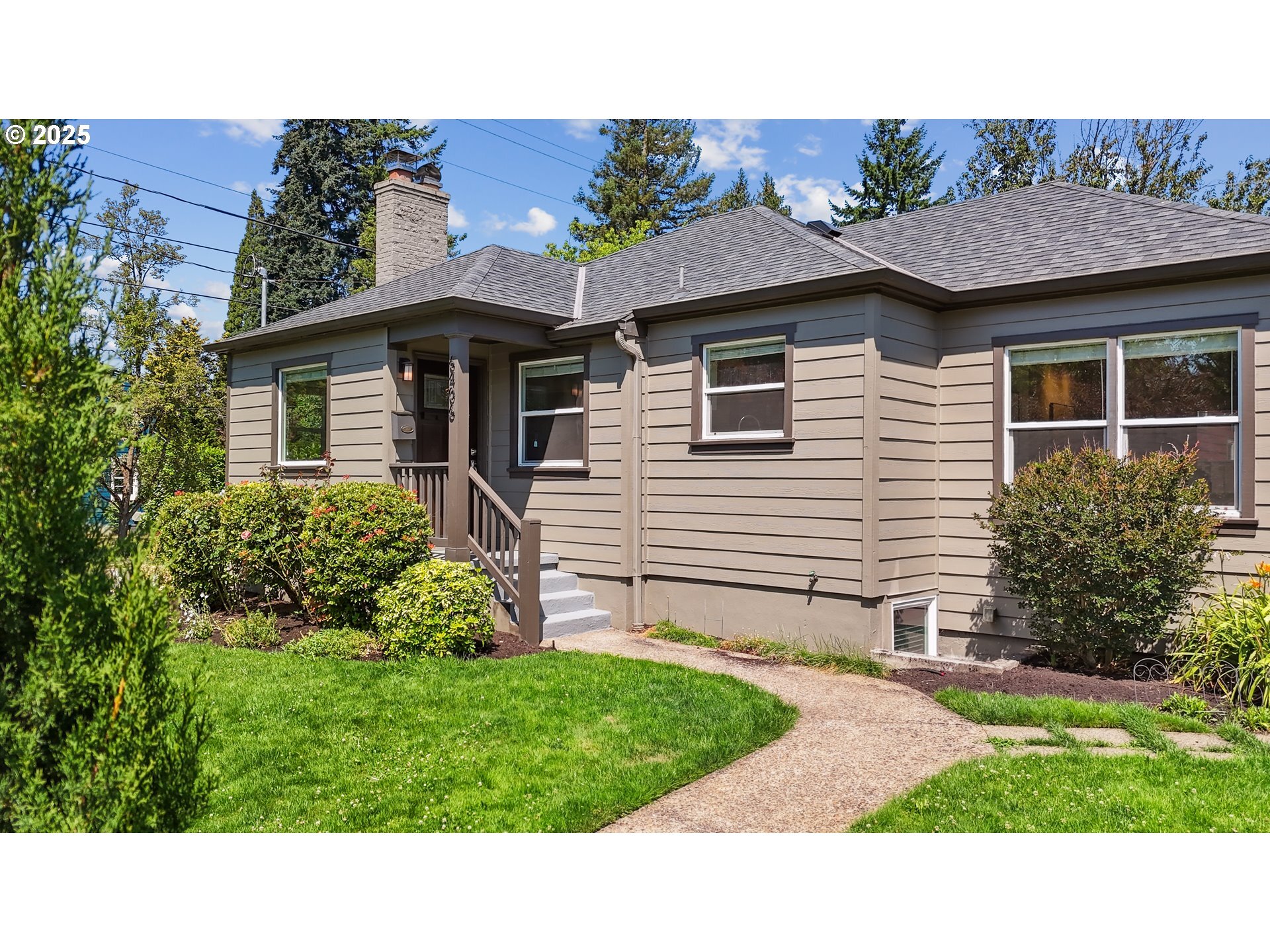 Property Photo: 6406 SE 45th Ave OR 97206