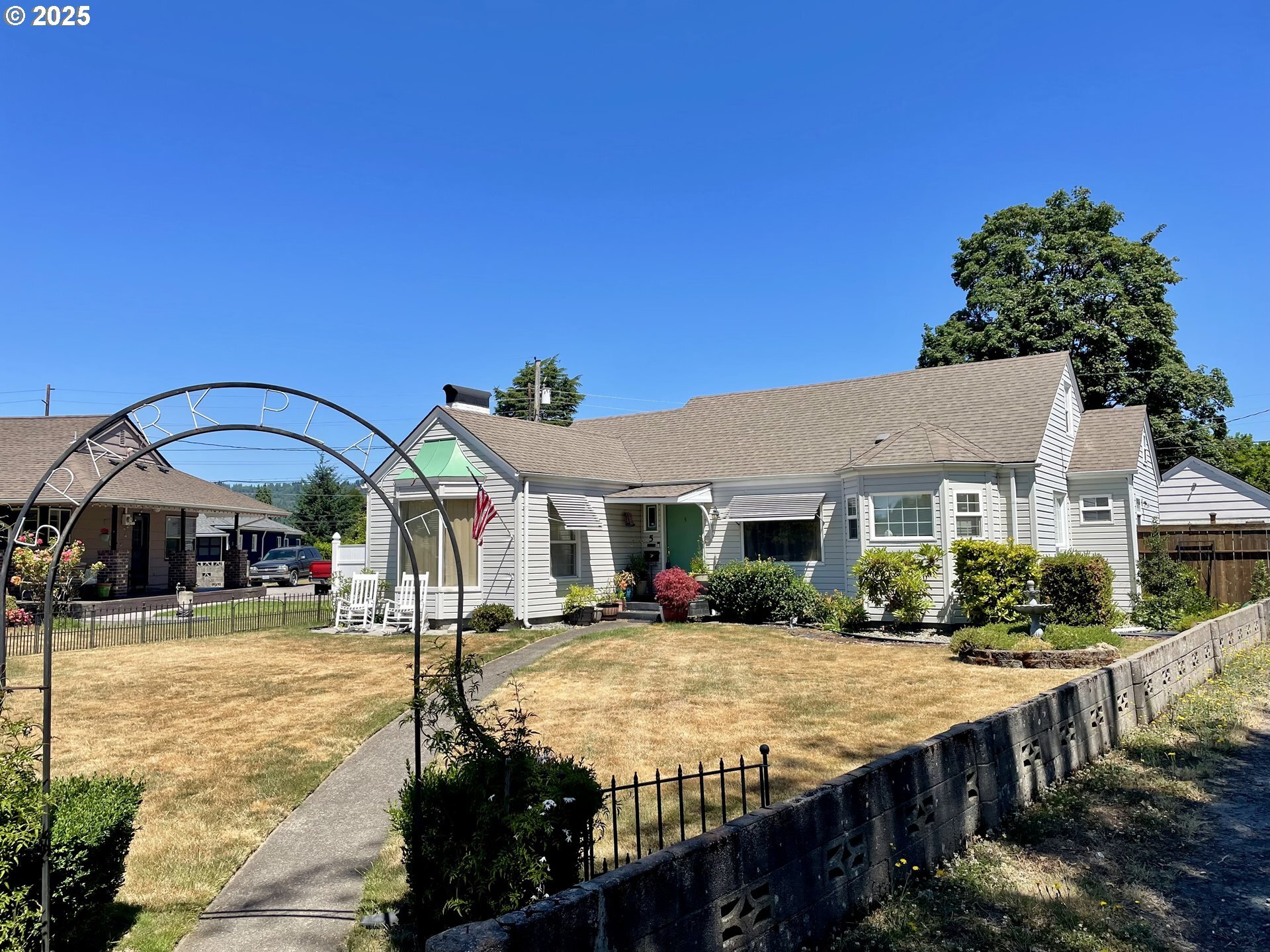 Property Photo: 5 Park Pl WA 98632
