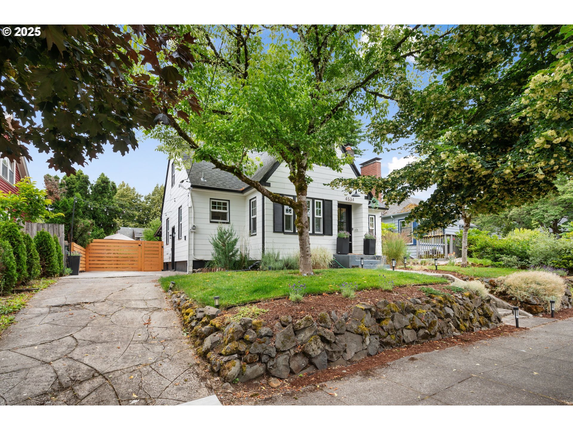 Property Photo:  4534 NE 35th Ave  OR 97211 