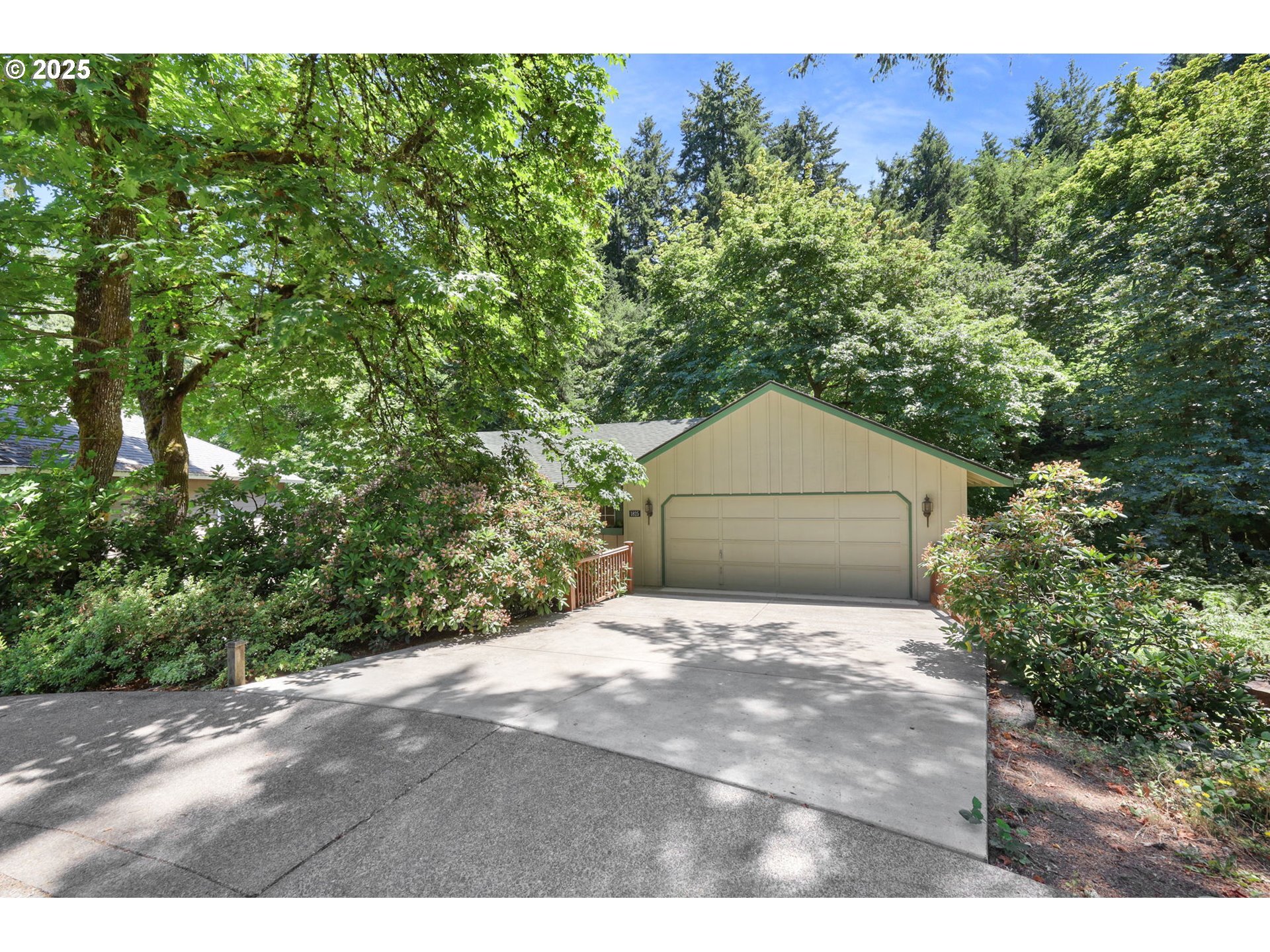 Property Photo:  1825 Cameo Dr  OR 97405 