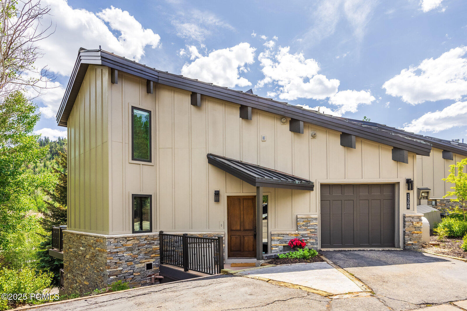 Property Photo: 1308 Pinnacle Court UT 84060