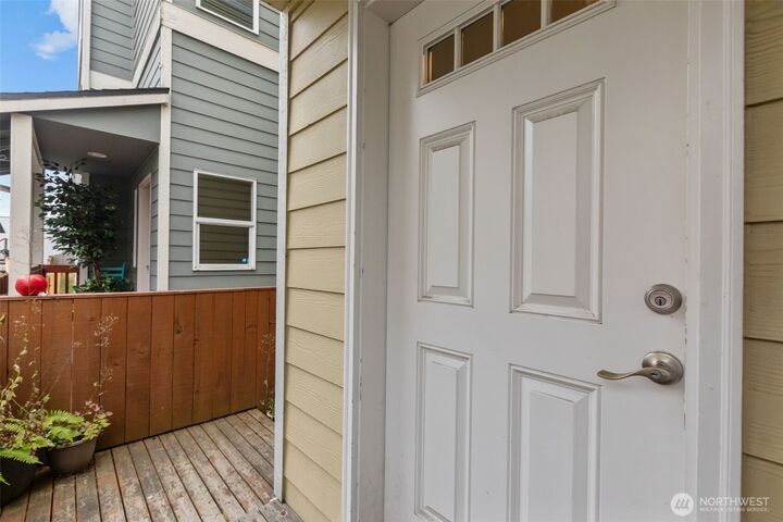 Property Photo: 1118 Chestnut Court 18 WA 98201