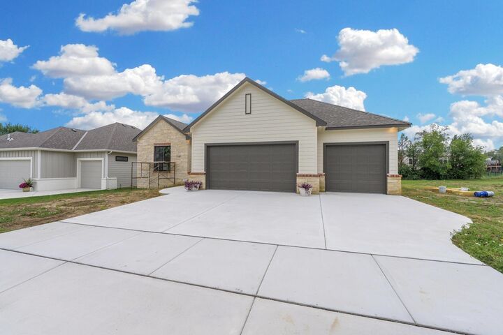 345 N Jackson Heights Ct  Wichita KS 67206 photo