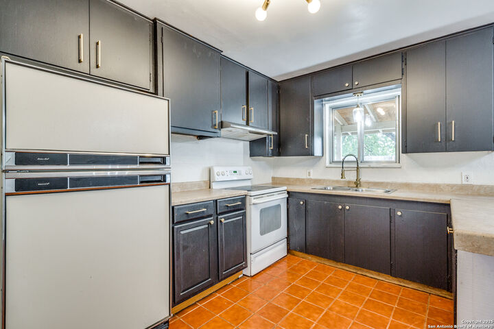 Property Photo:  510 Lake  TX 78028 