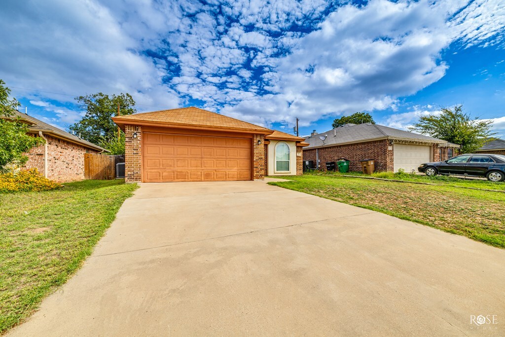 Property Photo: 38 Amberwood Dr TX 76905