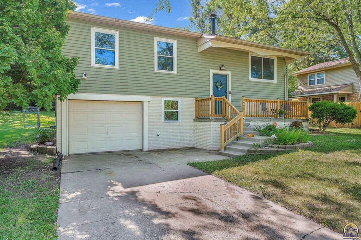 Property Photo: 3208 SW Crest Dr KS 66618