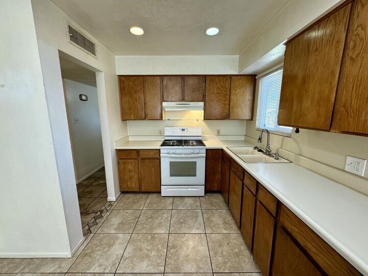 Property Photo:  1602 W Dorothea Avenue  CA 93292 