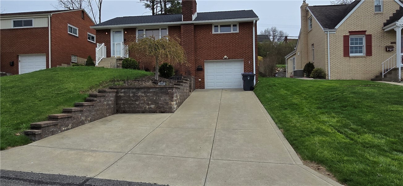 Property Photo: 1647 Norsen Dr PA 15243