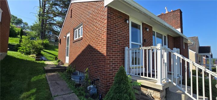 Property Photo: 1647 Norsen Dr PA 15243