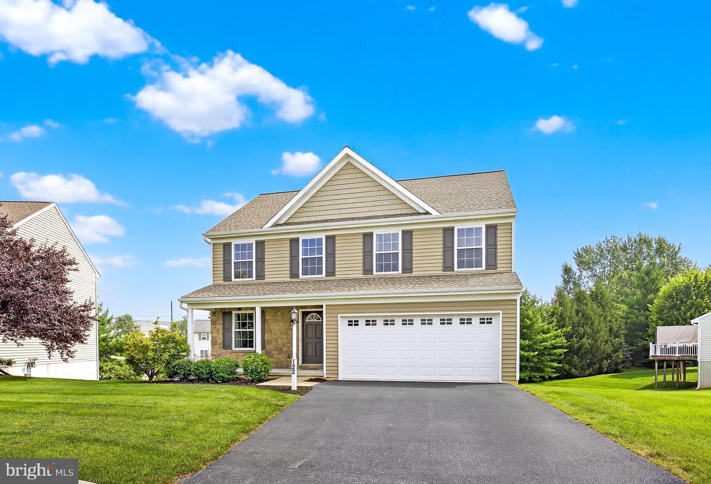 Property Photo: 122 Lakeside Crossing PA 17552