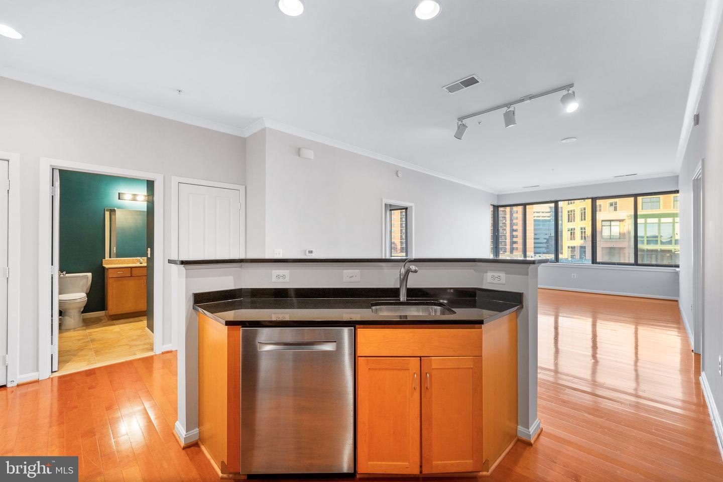 Property Photo: 2220 Fairfax Drive Ph07 VA 22201
