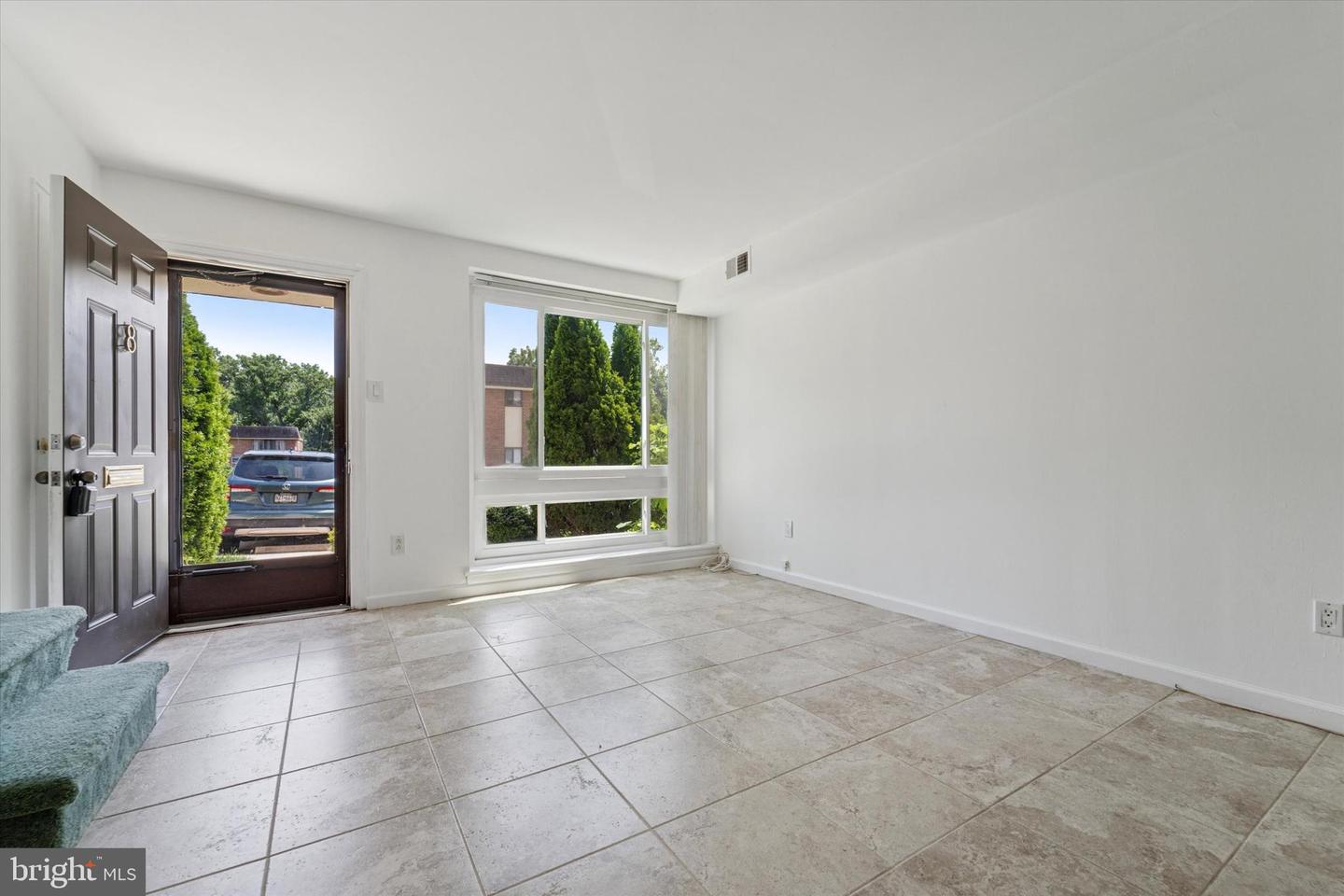 Property Photo: 100 E Glenolden Avenue T-8 PA 19036