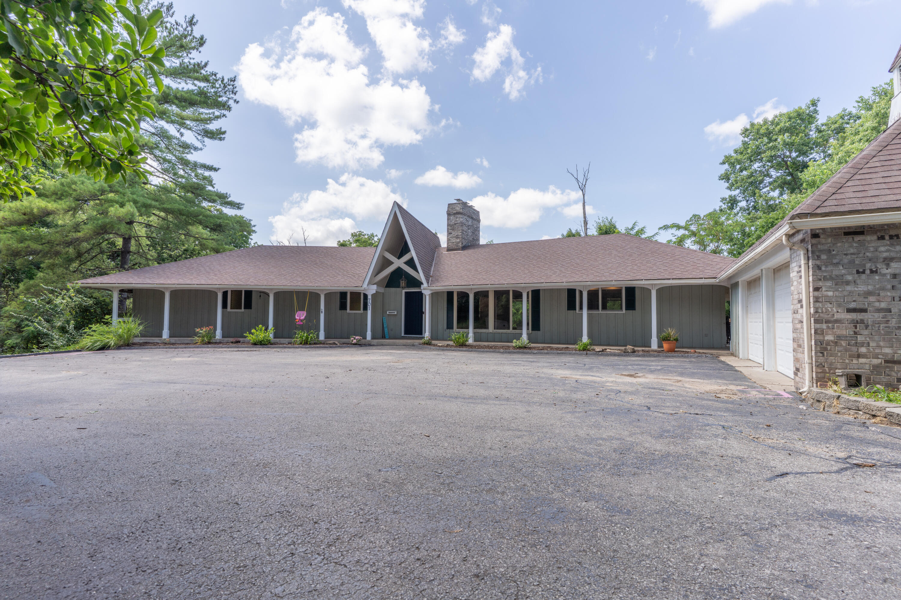 Property Photo: 701 W Lee St MO 65270