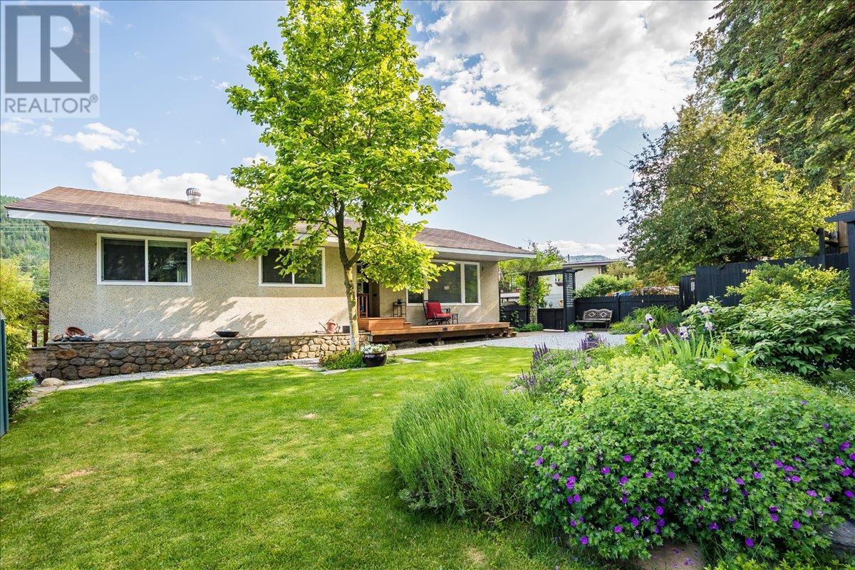 407 Willow Drive  Warfield BC V1R 2M9 photo