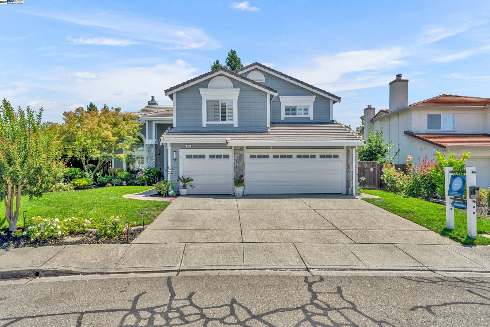 Property Photo: 220 Sun Ridge Dr CA 94582