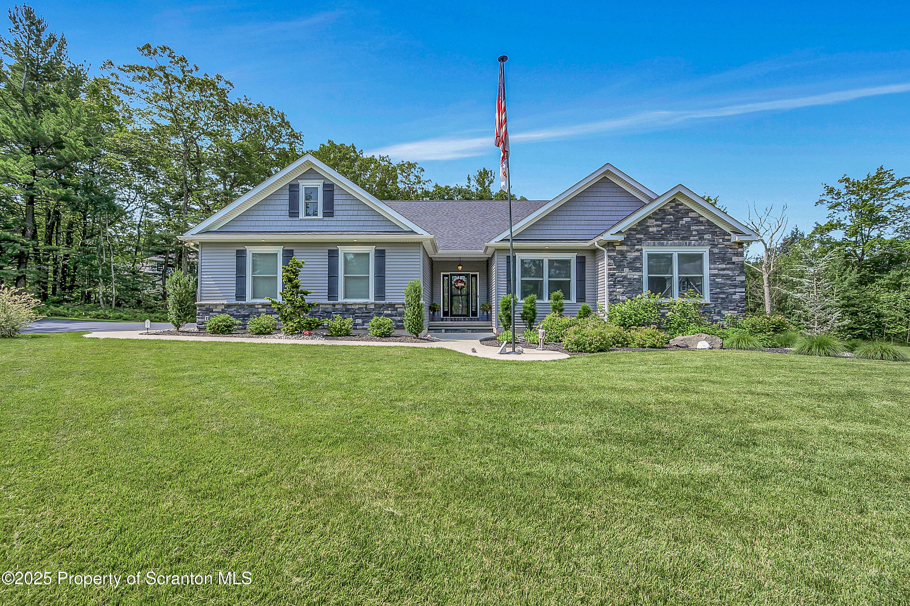 10 White Oak Way  Jefferson Twp PA 18436 photo