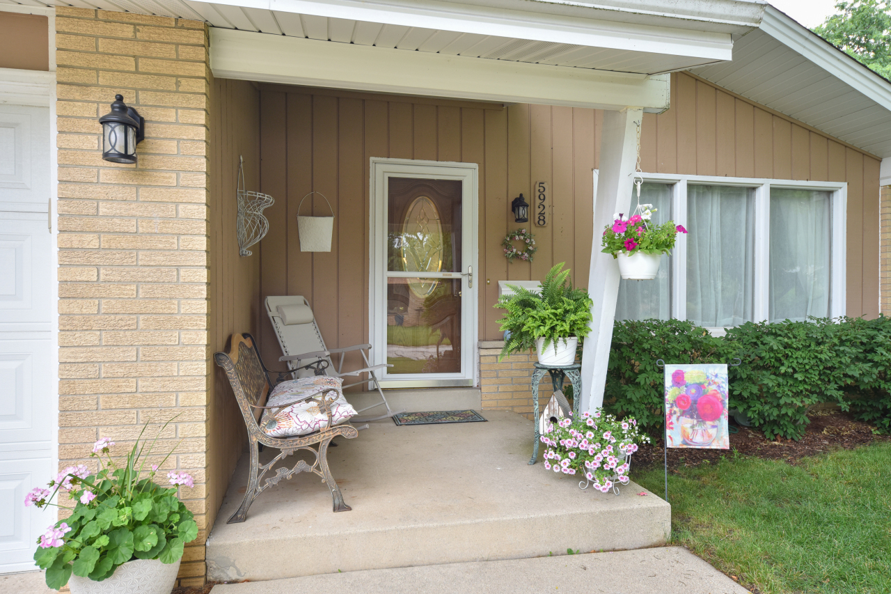 Property Photo: 5928 Sugarbush Ln WI 53129