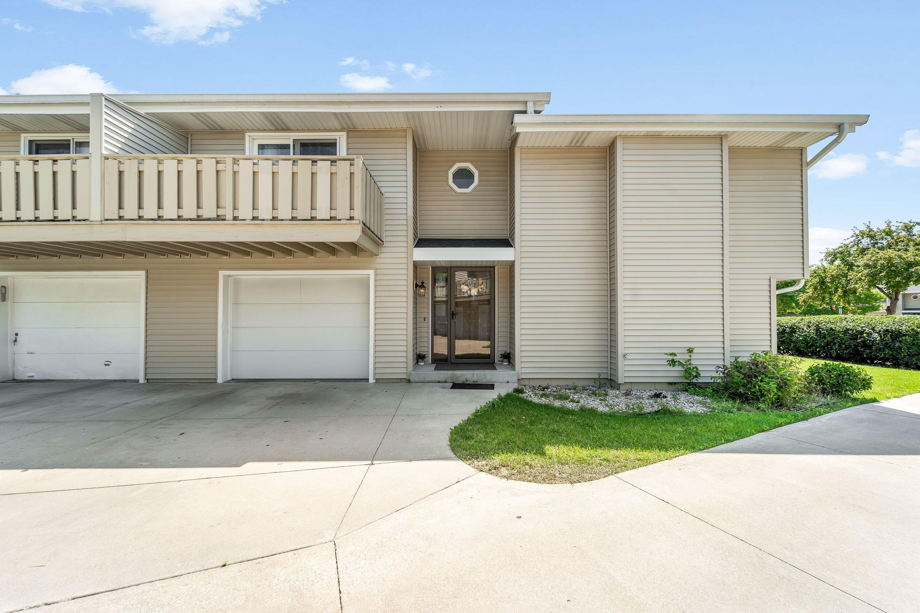 Property Photo: 6421 S Crabapple Ct Unit 3 WI 53154