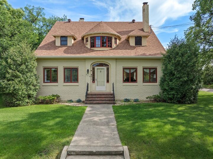 Property Photo:  318 8th Ave SE 318 1/2 8th Ave SE  ND 58701 