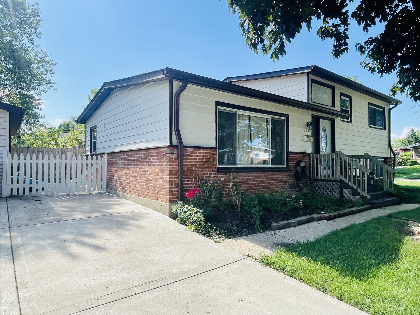 Property Photo:  2001 Devonshire Road  IL 60087 