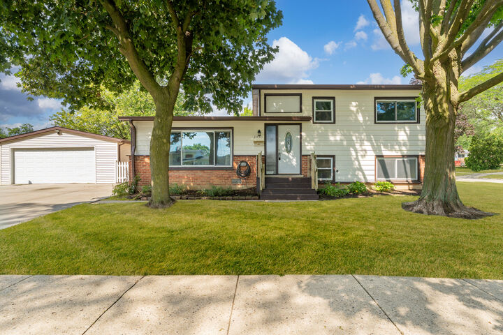 Property Photo: 2001 Devonshire Road IL 60087
