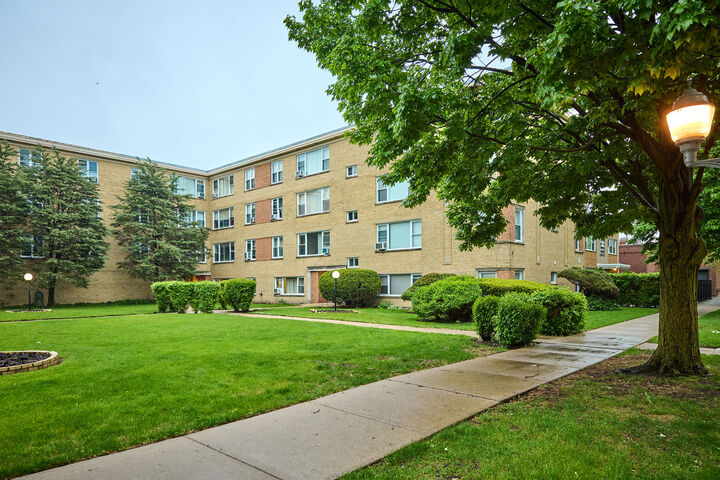 6021 N Damen Avenue 202  Chicago IL 60659 photo