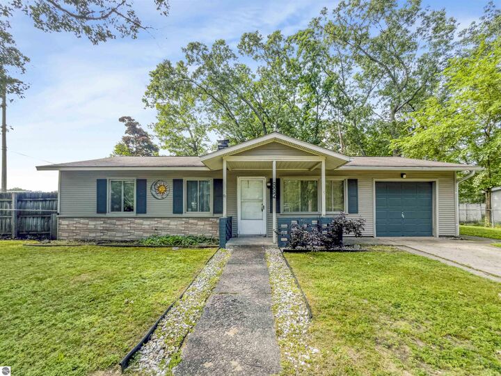 892 Oakdale Drive  Traverse City MI 49686 photo