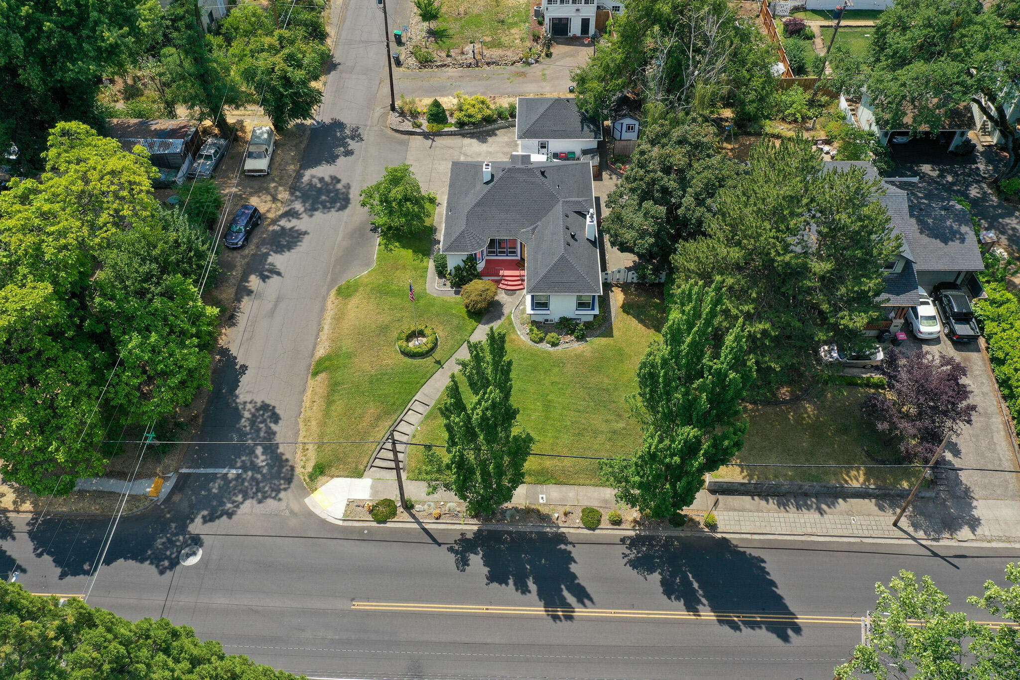 Property Photo: 1332 E Main Street OR 97504