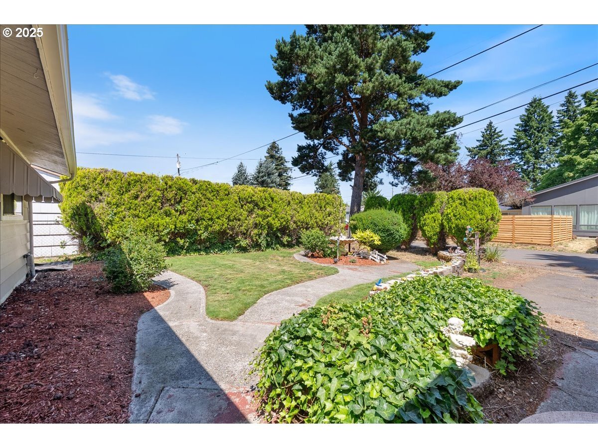 Property Photo:  8632 NE Clackamas St  OR 97220 