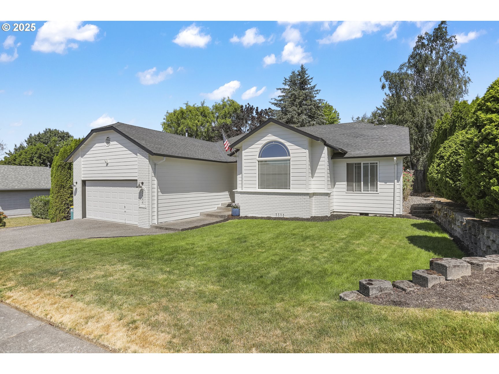 Property Photo:  2844 SE Chandler Ave  OR 97060 