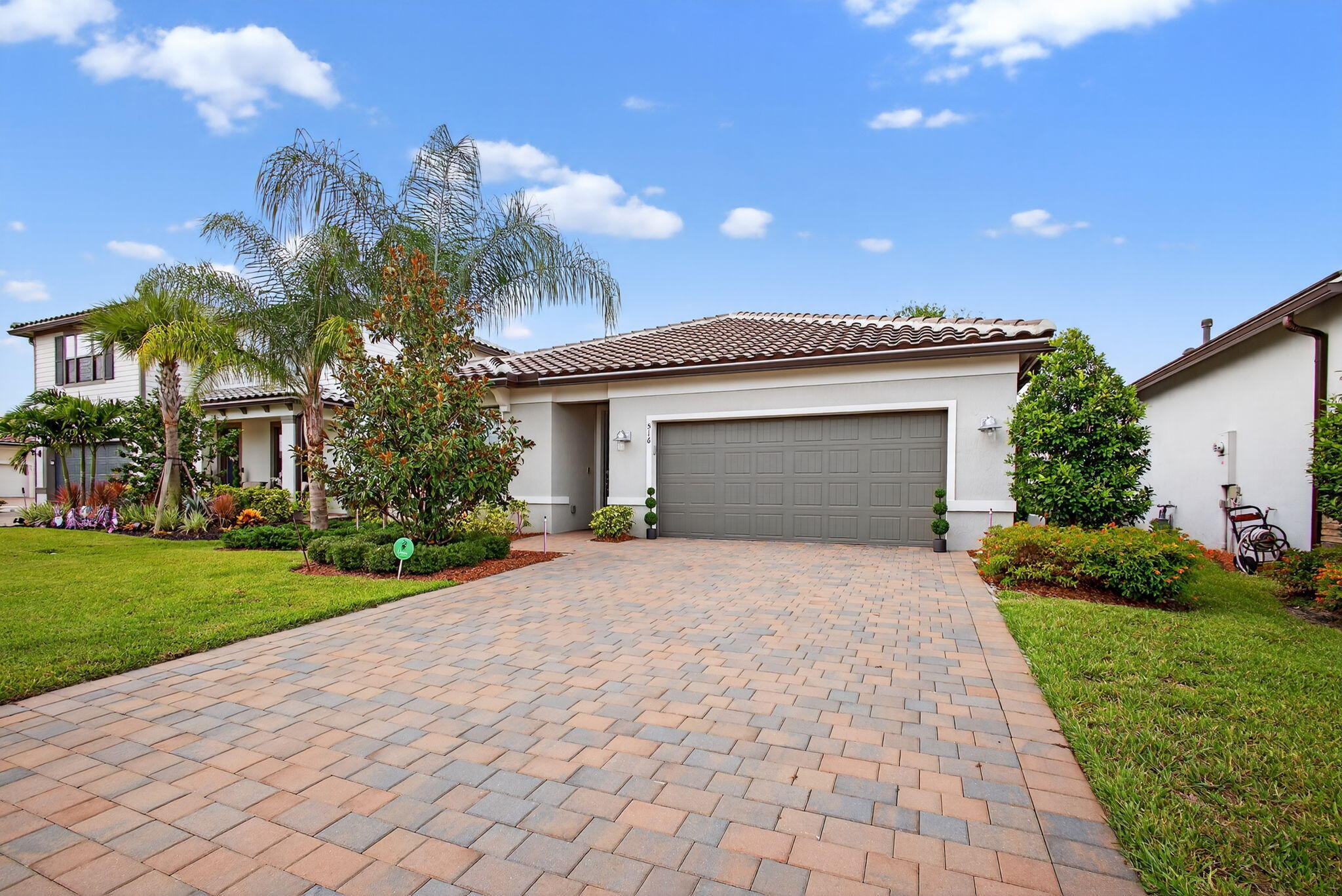 Property Photo: 516 SE Villandry Way FL 34986