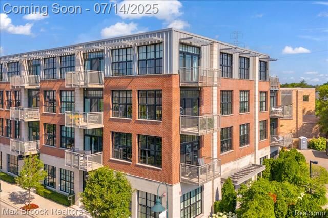 Property Photo:  2051 Villa Road 302  MI 48009 