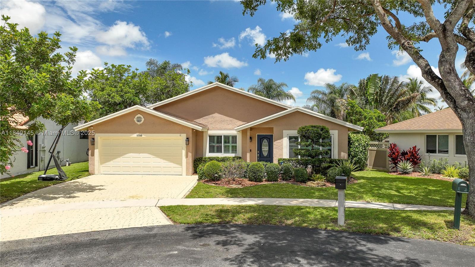 Property Photo: 1710 SW 100th Ter FL 33324