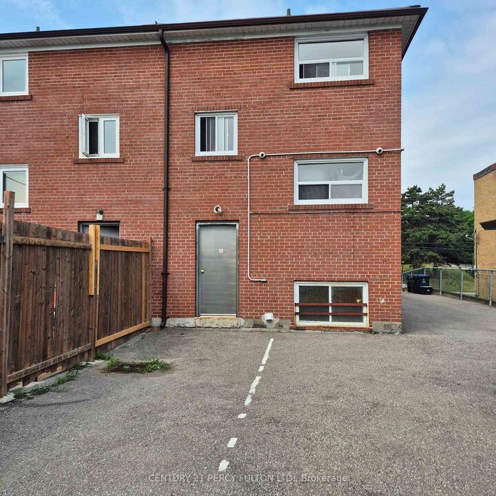 Photo de la propriété: 559A Birchmount Road ON M1K 1P8