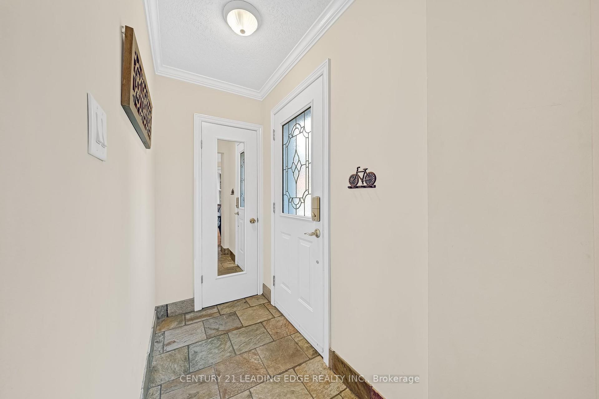 Photo de la propriété:  215 Wexford Avenue S  ON L8K 2P1 