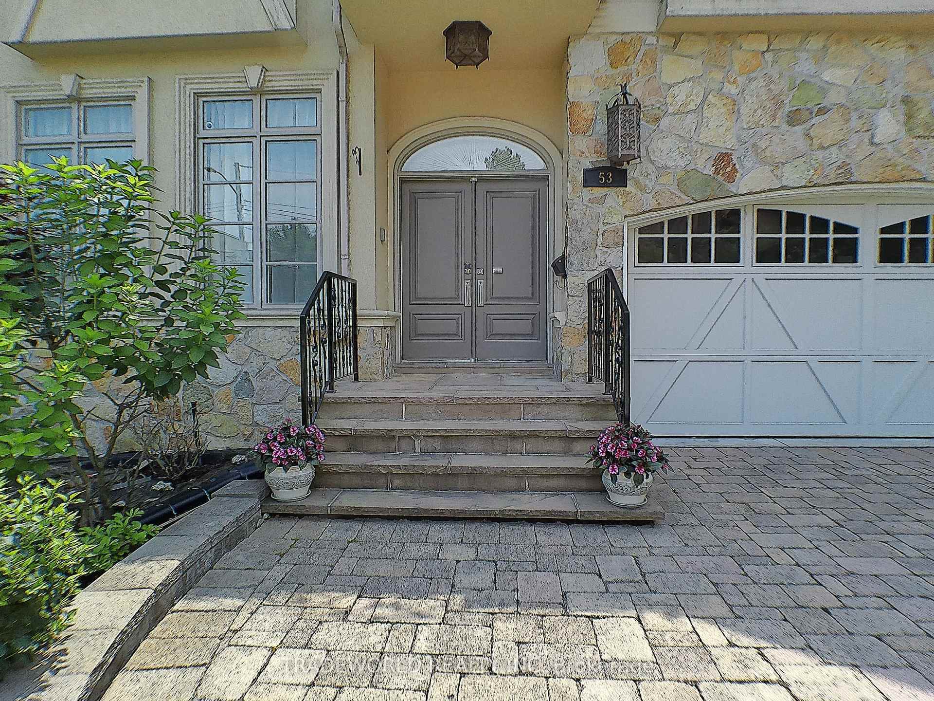 Photo de la propriété: 53 McKee Avenue ON M2N 4C1
